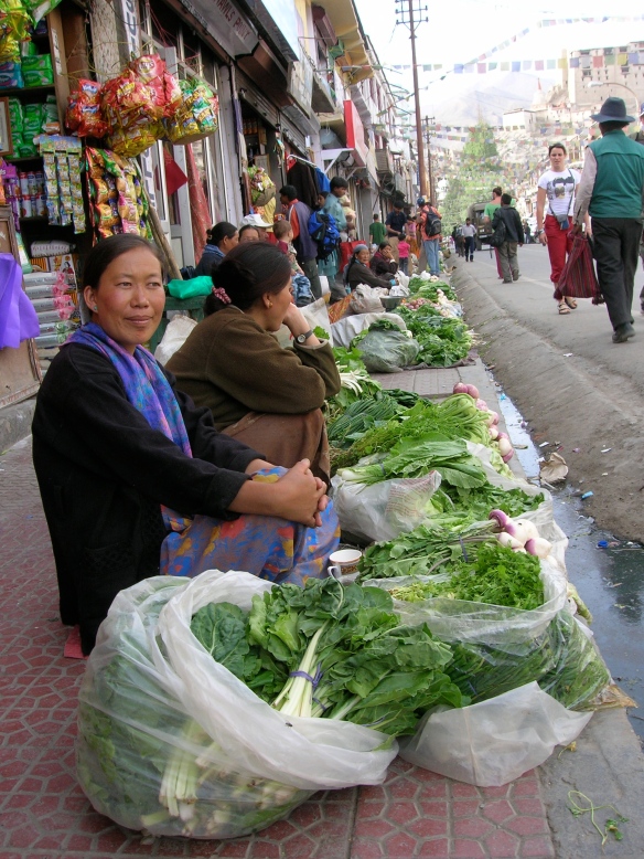 Mujeres vendiendo verduras en el mercado de Leh